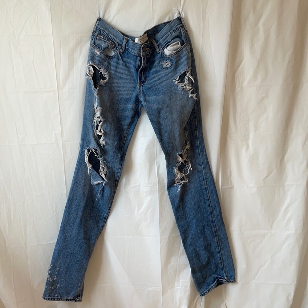 ABERCROMBIE & FITCH RIPPED JEANS